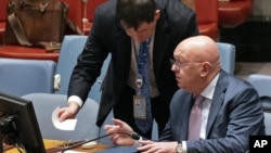 El embajador ruso ante la ONU, Vasily Nebenzya, sentado, habla con Dmitry Polyanskiy, primer representante permanente adjunto de la Federación Rusa, el lunes. , 31 de octubre de 2022.