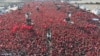 Ljudi mašu turskim i palestinskim zastavama dok turski predsjednik govori tokom skupa koji je organizovala stranka AKP u znak solidarnosti s Palestincima u Gazi, u Istanbulu 28. oktobra 2023.