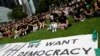 香港民众2019年9月2日聚集在香港政府总部前的添马公园举行罢工、罢课和罢市的“三罢”集会。