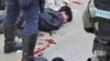 香港警察週一向市民開實彈槍過程