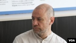 Novinar nedeljnika "Radar" Vuk Cvijić na tribini "Tri decenije bez odgovora na pitanje - ko je ubio Dadu" (izvor: Fonet / Milica Vučković)