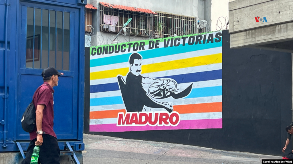 Del presidente y aspirante oficialista, Nicolás Maduro, con un máximo de 30 % de intención de voto, según expertos, se ven murales en varias zonas de la capital venezolana. 
