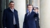 Rais wa Ufaransa Emmanuel Macron akimkaribisha Rais wa Niger Mohamed Bazoum Ikulu ya Elysee iliyoko Paris, Novemba 12, 2021. Picha REUTERS/Gonzalo Fuentes
