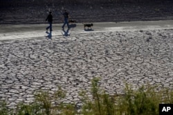 ARHIVA - Ljudi prolaze pored popucale zemlje koja je nekada bila pod vodom jezera Mid, blizu Bolder Sitija u Nevadi, 27. januara 2023.
