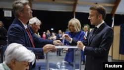 Shugaban kasar Faransa Emmanuel Macron lokacin da ya kada kuri'arsa a Le Touquet-Paris-Plage, Yuli 7, 2024. 