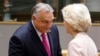 Kryeministri hungarez Viktor Orban takon Kryetaren e Komisionit Evropian Ursula von der Leyen/ Fotografi arkivi