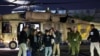 Los familiares llegan cuando se espera que los rehenes sean liberados en medio de un acuerdo de intercambio de rehenes-prisioneros entre Hamás e Israel, en el Centro médico Sheba en Ramat Gan, distrito de Tel Aviv, Israel, el 28 de noviembre de 2023.