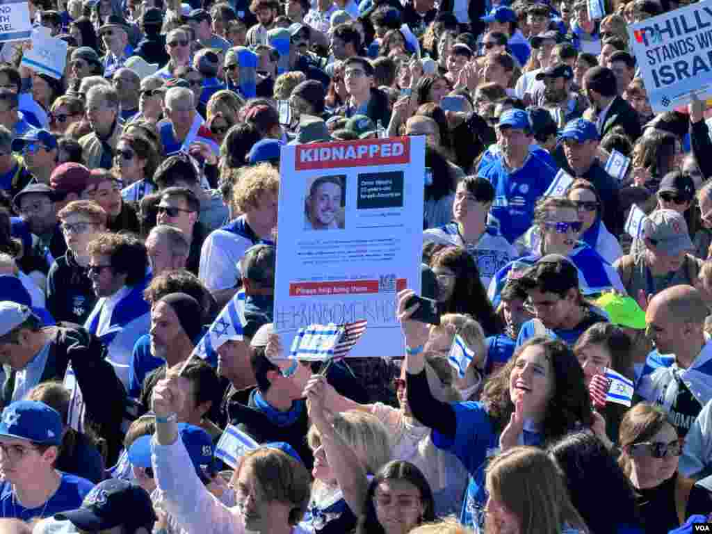 Manifestantes con pancartas de los secuestrados por Hamás se vieron en la concentración. 