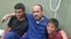 Mohammed Abu Selmia, direktur rumah sakit utama Gaza, yang ditahan oleh pasukan Israel, duduk bersama keluarganya setelah dibebaskan, bersama tahanan lainnya, di sebuah rumah sakit di Khan Younis, Jalur Gaza, 1 Juli 2024.