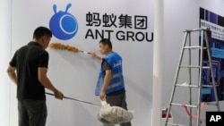 中國工人在上海的世界人工智能大會會場為螞蟻集團建展台。（2023年7月5日）