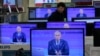ARCHIVO - El presidente ruso Vladimir Putin es visto en las pantallas de televisión de una tienda mientras habla durante un programa anual de llamadas en la televisión rusa "Conversación con Vladimir Putin" en Moscú el jueves 25 de abril de 2013.