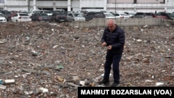 Abdulkadir Aydın, depremde kaybettiği sinemasına olan hasretini gidermek için fırsat buldukça enkaz başına geliyor.