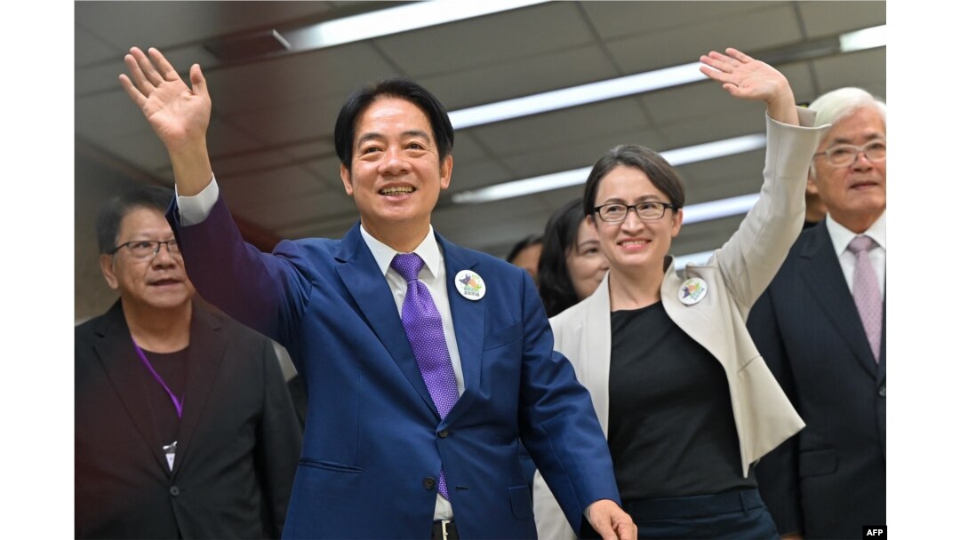台灣民進黨總統參選人賴清德與副手蕭美琴2023年11月21日赴中選會完成參選登記後向媒體揮手致意。