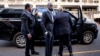 Prakazrel "Pras" Michel, yon manm gwoup Fugees la ki te popile anpil nan ane 90 yo rive nan tribinal federal la nan Washington kote lap fe fas ak akizasyon konplo finansye, 30 Mas, 2023. 