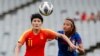 Wang Shanshan (a goch) jwez seleksyon nasyonal Lachin, bay yon kout tet pandan match kont Taiwan nan, nan vil Sydney, Ostrali, 10 Fevriye 2020. 