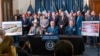 El gobernador de Texas, Gregg Abbott, durante una conferencia de prensa en la anunció la firma de seis medidas legislativas con las que busca contrarrestar la migración irregular, así como la instalación de una barrera flotante en el Río Grande.
