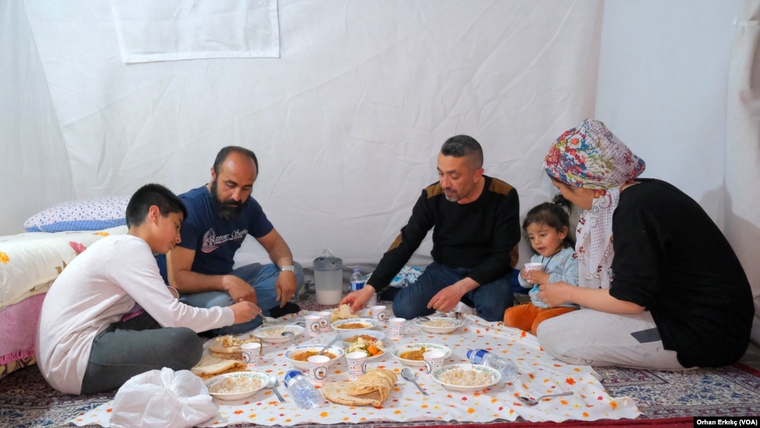 Ramazan ayının başlamasıyla dünya genelinde milyonlarca Müslüman oruç tutuyor. Uzmanlar, sağlıklı bir şekilde oruç tutmak için sahurda doğru beslenmenin ve iftarda ölçülü olmanın önemini vurguluyor