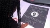 Seorang perempuan menghiasi mobilnya dengan poster untuk mengikuti parade Juneteenth, 19 Juni 2021, di Inglewood, California. (Foto: Ringo H.W.Chiu/AP Photo)