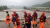 中国救援人员在北京门头沟区救助遭洪水泛滥袭击的民众。（2023年8月1日）