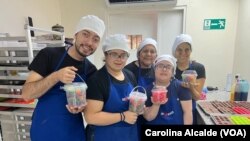 Integrantes de Invedin participan en el proceso de elaboración de dulces como parte del proyecto de "autogestión" de fondos. 