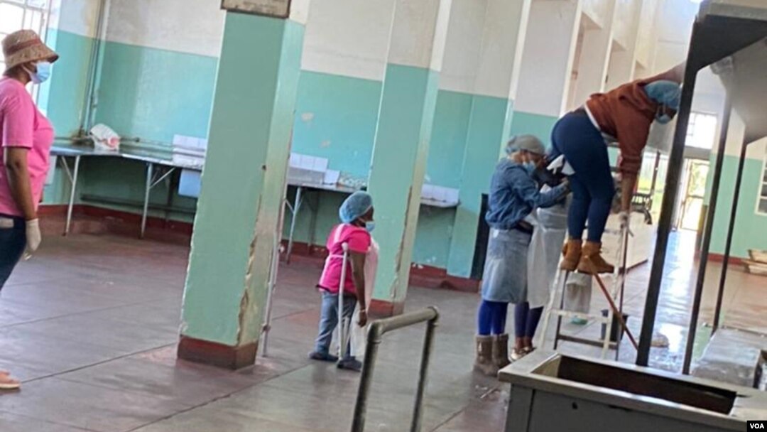 Abanye abathanyele bahlanza indawo ezitshiyeneyo esibhedlela seMpilo General Hospital