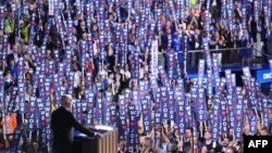 Presidenti Joe Biden duke folur gjatë punimeve të ditës së parë të Kuvendit Kombëtar të Partisë Demokrate në Çikago, Illinoi (19 gusht 2024)