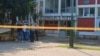 Policija ispred škole u kojoj su počinjena ubistva, u Sanskom Mostu, 21. avgusta 2024.