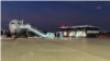 Migrantes venezolanos abordan el avión que los llevará desde Harlingen, Texas, hasta Caracas, Venezuela, en la madrugada del miércoles. Se trata del primer vuelo de deportación directa desde EEUU a territorio venezolano en más de cuatro años. [Fotografía: Laura Sepúlveda, VOA]
