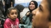 Palestinianos feridos no hospital al-Shifa na cidade de Gaza, centro da Faixa de Gaza, após chegarem do hospital al-Ahlionde se registou uma explosão , 17 de outubro de 2023.