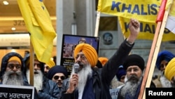 Para pedemo berunjuk rasadi luar konsulat India setelah PM Kanada Justin Trudeau mengungkap potensi keterlibatan Pemerintah India dalam pembunuhan pemimpin separatis Sikh, Hardeep Singh Nijjar, di Vancouver, Kanada, 25 September 2023. (Foto: Jennifer Gauthier/Reuters)