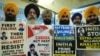 FILE - Kanwar Pal Singh (2 kiri) sekretaris Dal Khalsa, sebuah kelompok pro-Khalistan, bersama dengan anggota berbagai organisasi Sikh memegang plakat yang menampilkan separatis Sikh Hardeep Singh Nijjar di Amritsar, 22 September 2023. (Narinder NANU/AFP)