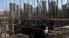 北京街头一处过街天桥上俯瞰正在修建的北京地铁。（2023年4月18日）