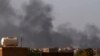 De la fumée s'élève au loin à Khartoum le 22 mai 2023, alors que les combats entre deux généraux rivaux persistent.