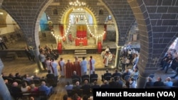 108 yıl sonra ilk kez piskopos atanan Diyarbakır’daki Keldani Kilisesi birçok ülkeden gelenlerin katıldığı ayinle 8 yıl sonra yeniden ibadete açıldı. Kilisedeki ilk dua Ortadoğu barışı için oldu.