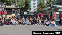 Açıklamaya izin verilmeyince kadınlar oturma eylemi yaptı.