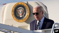 Prezidan Joe Biden rive Delaware abo avyon prezidansyel Air Force One nan New Castle, 12 Avril 2024.