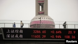 上海陸家嘴街頭一個電子顯示屏幕上顯示的滬深指數。（2023年3月24日）