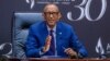 President Paul Kagame azali kopesa biyano na bapanzi nsango na likita Kwibuka30, na Kigali, 8 sanza ya minei 2024. Assumpta Kaboyi (VOA)
