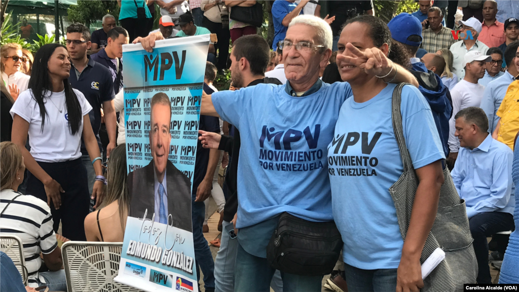 El “boca a boca” ha marcado la campaña del candidato opositor, Edmundo González Urrutia, favorito en las encuestas, con 52% de preferencia de votos. La oposición, con poca o nula posibilidad de hacer campaña en medios tradicionales, ha dicho que trabaja sin recursos, con ventajismo electoral oficial y bajo un clima de persecución. 