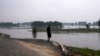 中国河北廊坊一位村民看着被洪水淹没的庄稼。（2023年8月2日）