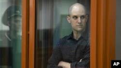 Gazetari i 'Wall Street Journal' Evan Gershkovich qëndron i mbyllur në një qeli prej xhami në një gjykatë të Jekaterinburgut të Rusisë më 26 qershor 2024
