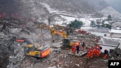 中國救援人員在雲南昭通市鎮雄縣塘坊鎮涼水村山體滑坡處搜救村民。(2024年1月23日)