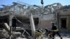 Anggota dari tim tanggap darurat Ukraina bekerja membereskan puing-puing di lokasi serangan di sebuah hotel yang hancur akibat serangan misil di Kramatorsk, wilayah Donestk, pada 25 Agustus 2024. (Foto: AFP/Genya Savilov)