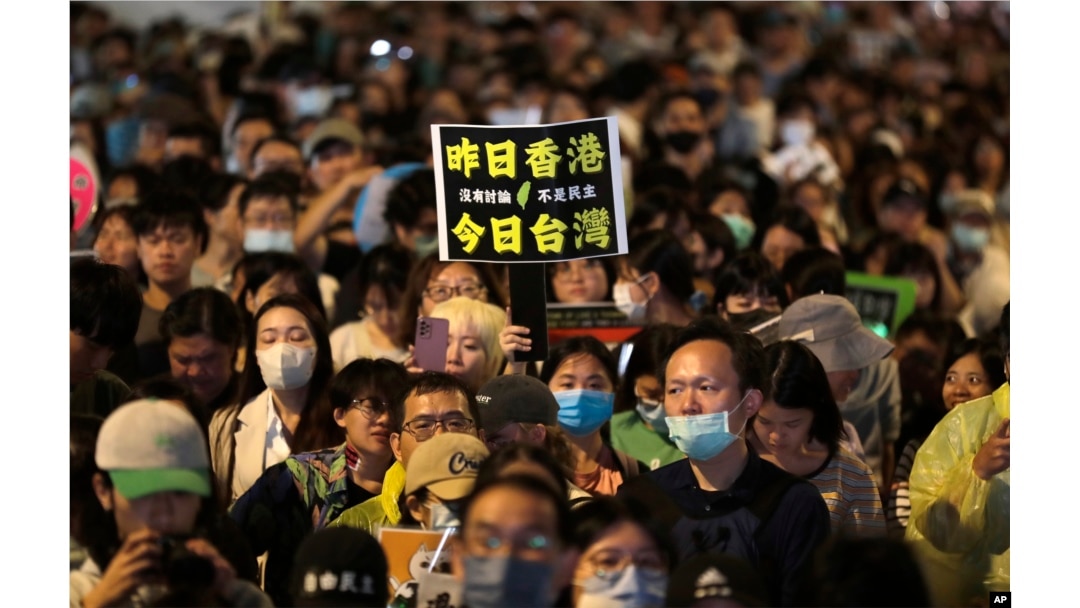 支持執政黨民進黨的民眾聚集台灣立法院外,舉著「昨日香港,今日台灣」的標語牌。 (2024年5月28日)