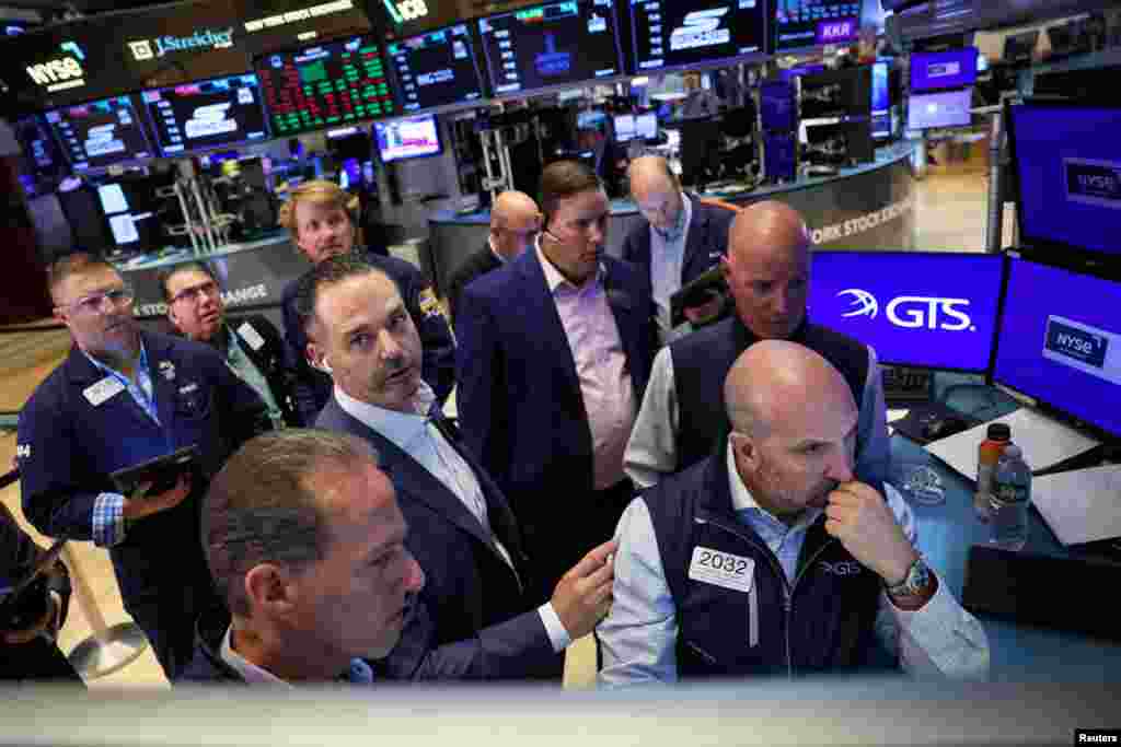 Traders and floor officials react to technical issues on the floor at the New York Stock Exchange (NYSE) in New York City. The glitch triggered massive swings in the shares of Berkshire Hathaway&nbsp;BRKa.N&nbsp;and Barrick Gold&nbsp;GOLD.N, and trading halts in dozens of other companies, before the bourse fixed the problem.