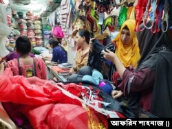 আন্ডার গার্মেন্টেসের দোকানগুলোতে রয়েছে নারী বিক্রেতা। তাই নারী ক্রেতারাও স্বচ্ছন্দে কেনাকাটা করছেন।