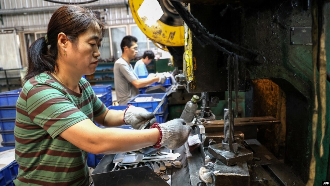 中國山東省濱州市一家餐具廠的工人在生產線上做工。 (2024年7月24日)