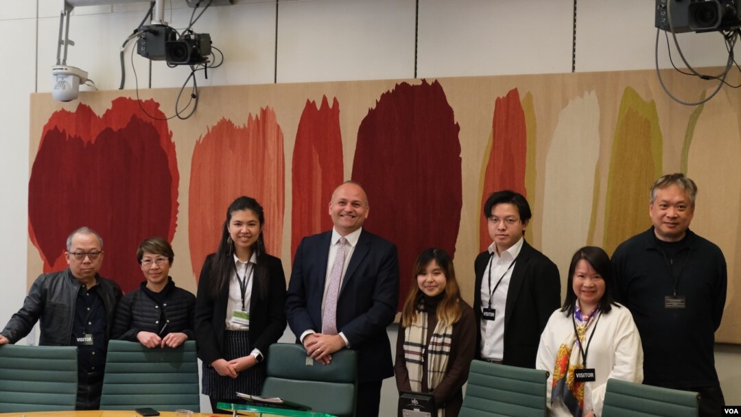 在英港人與工黨國會議員科伊爾（Neil Coyle，圖左四）見面（攝影：美國之音鄭樂捷）