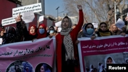 Para aktivis perempuan Afghanistan melakukan aksi unjuk rasa menuntut hak-hak kaum perempuan yang dibatasi di bawah rezim Taliban, dalam aksi di Kabul (foto: dok). 