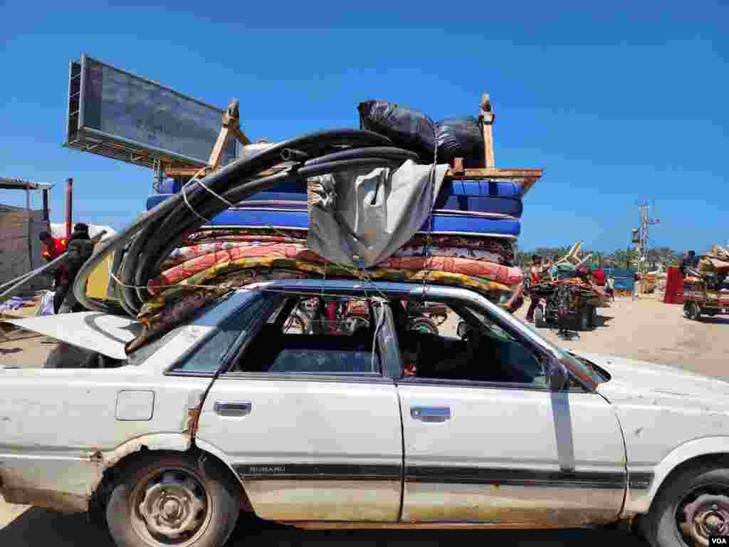 Shortages of cash and fuel in Gaza make it difficult for families to keep moving to escape the battles, May 13, 2024, in Khan Younis, Gaza. (VOA/Enas Tantesh)